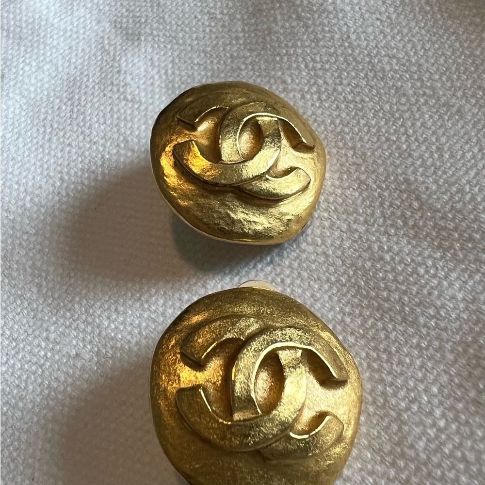 Authentic CHANEL CC Logo Button
Motif Earrings Gold-Tone Clip-On 95A